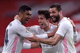 球迷比赛期间骂尤文踢得太烂，斯帕莱蒂回击：你们想怎样？（球迷赛中怒斥尤文表现低迷，斯帕莱蒂回怼：你们还想怎样？）