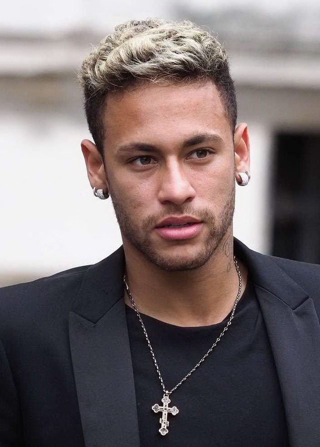 芒特传射建功当选最佳，曼联4比1大胜狼队（曼联4-1大胜狼队，芒特传射当选全场最佳）