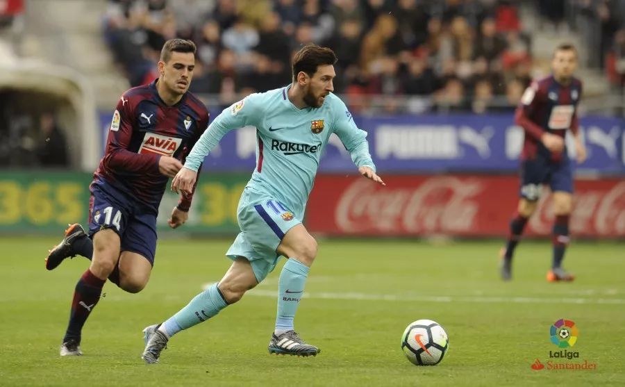 阿隆索驾车离开伯纳乌获皇马球迷力挺：耐心点，我们信任你！（伯纳乌外，皇马球迷为阿隆索打气：耐心点，我们相信你！）