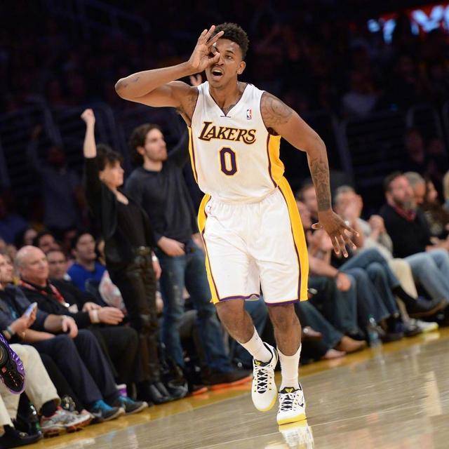 哈登快船生涯助攻来到1466次，升至队史第六位（哈登快船生涯助攻累计1466次，排名队史第六）