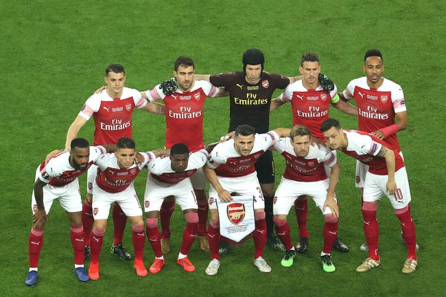 王楚钦避免0-3完败！樊振东队长也学会抓他漏洞，球迷炮轰教练组（王楚钦惊险躲过0-3惨败！队长樊振东抓准其短板，球迷怒斥教练组）