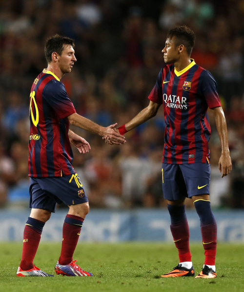 C罗社媒宣布对AI公司Perplexity进行投资，后者估值200亿美元（C罗在社交媒体披露入股AI公司Perplexity，企业估值达200亿美元）