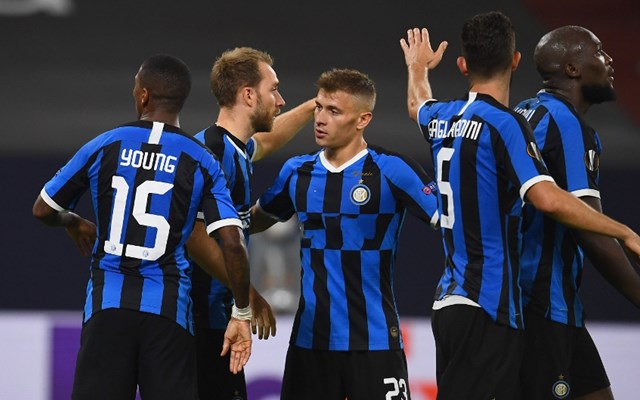 前锋关键时刻破门，球队士气高涨（射手临危建功，全队斗志被点燃）