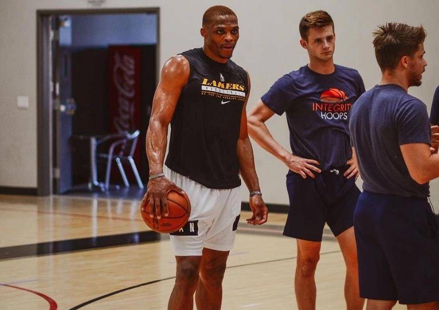 墨尔本胜利主帅：这场比赛至关重要，我们要扭转局面（墨尔本胜利主帅：关键一战，誓扭转颓势）