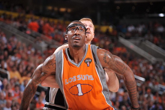 因伤无缘本场比赛，穆西亚拉在家用电视观看拜仁vs巴黎（因伤缺席本场，穆西亚拉居家电视观战拜仁对巴黎）